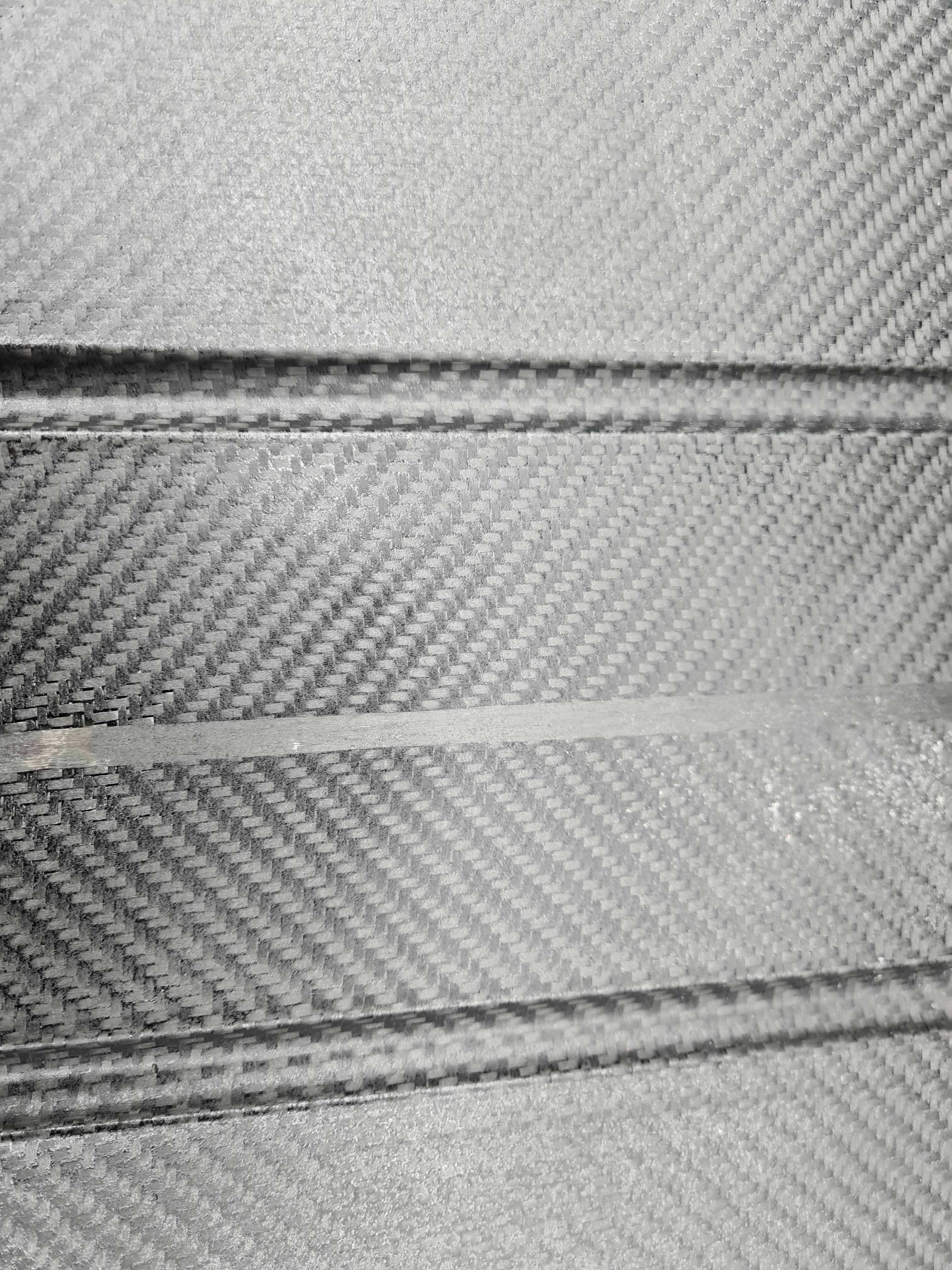 Carbonkomponenten mit Design im Fischgrätmuster