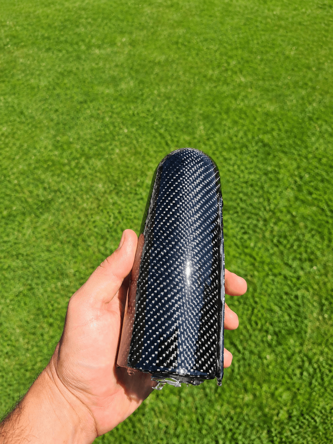 Handlaminierte Blende aus Carbon nach der Beschichtung mit Epoxy