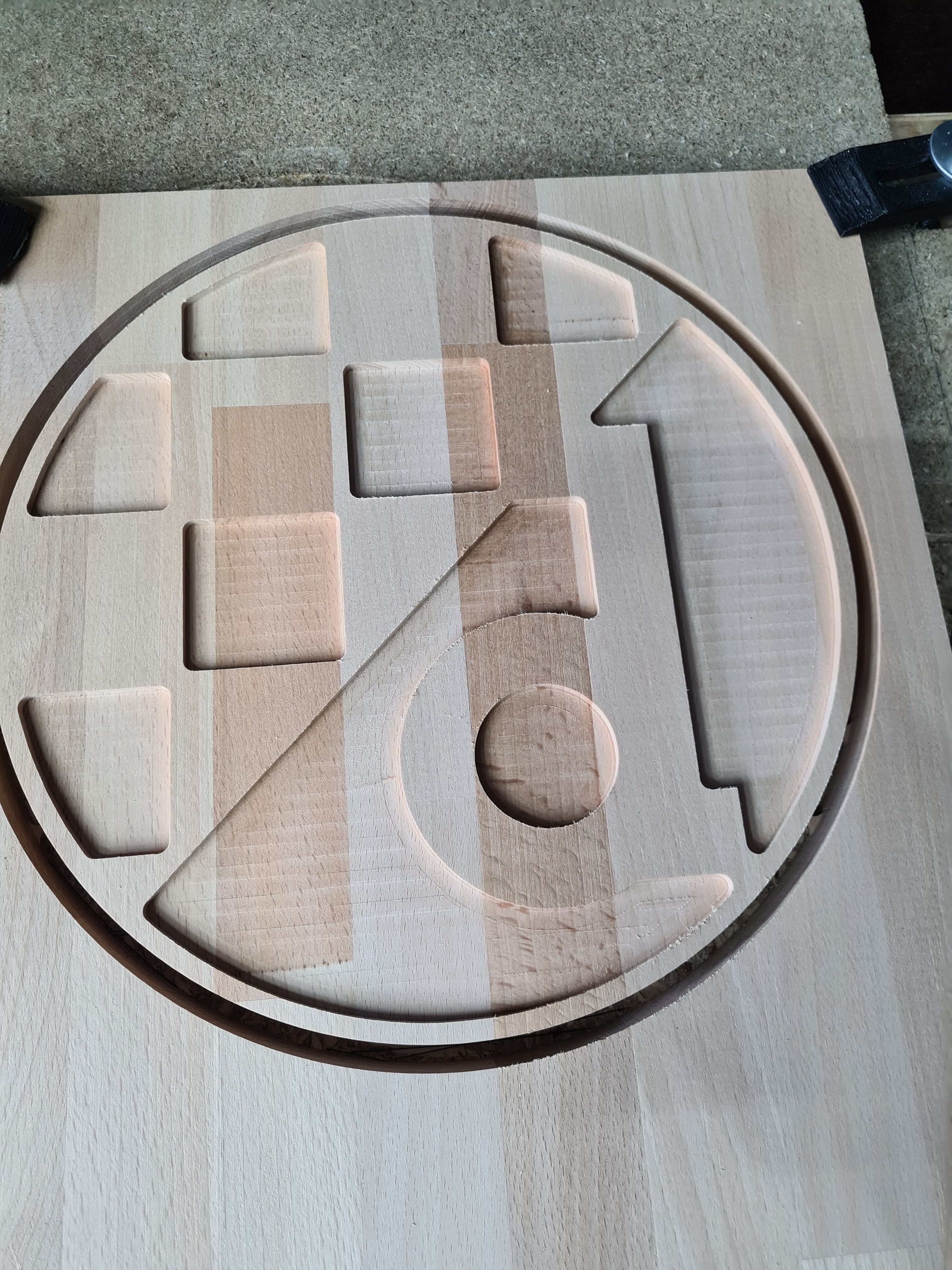 Gefrästes Logo aus Holz