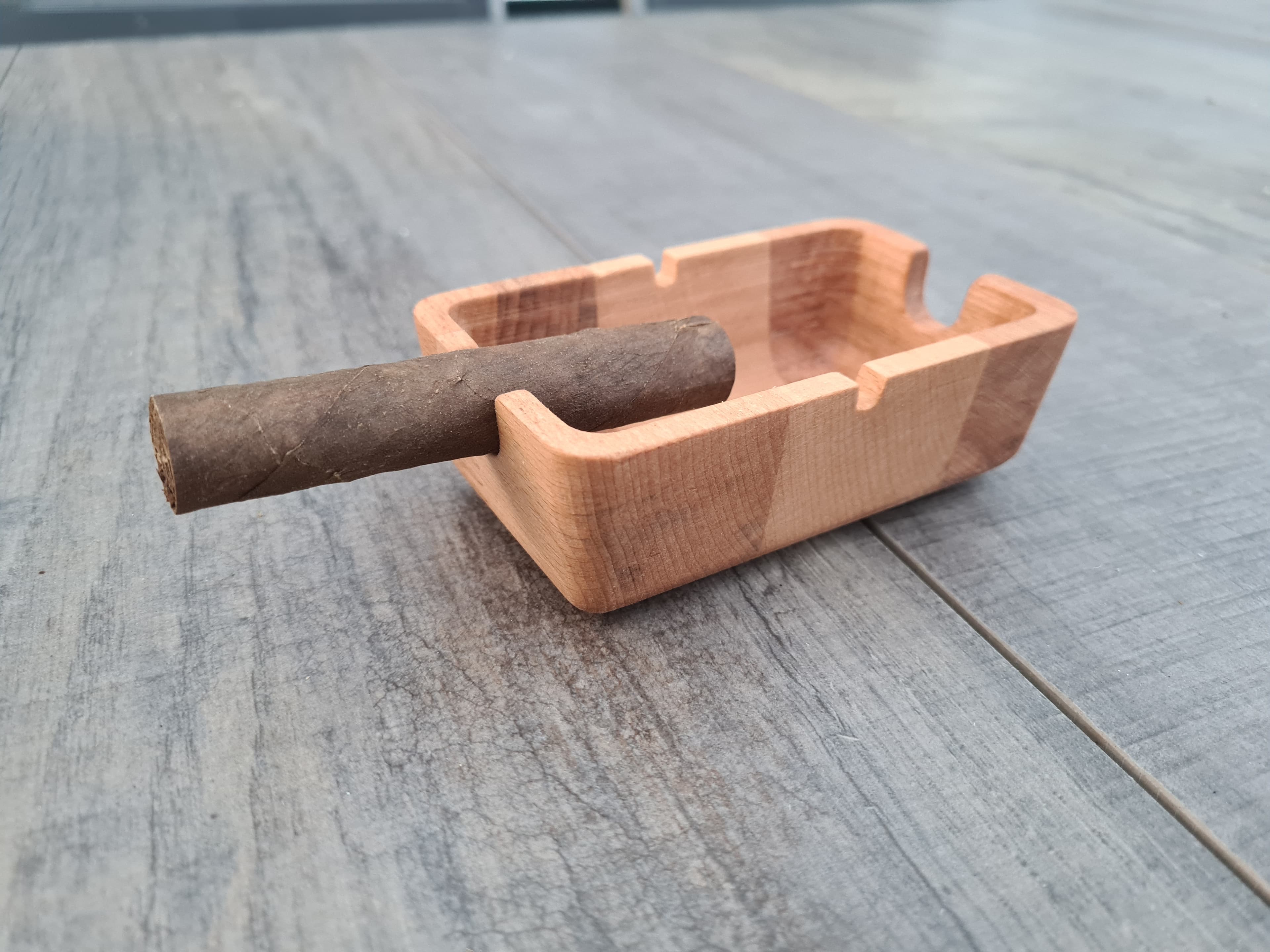 Individuelle Geschenke für jeden Anlass — hier ein Aschenbecher inkl. Zigarrenhalterung
