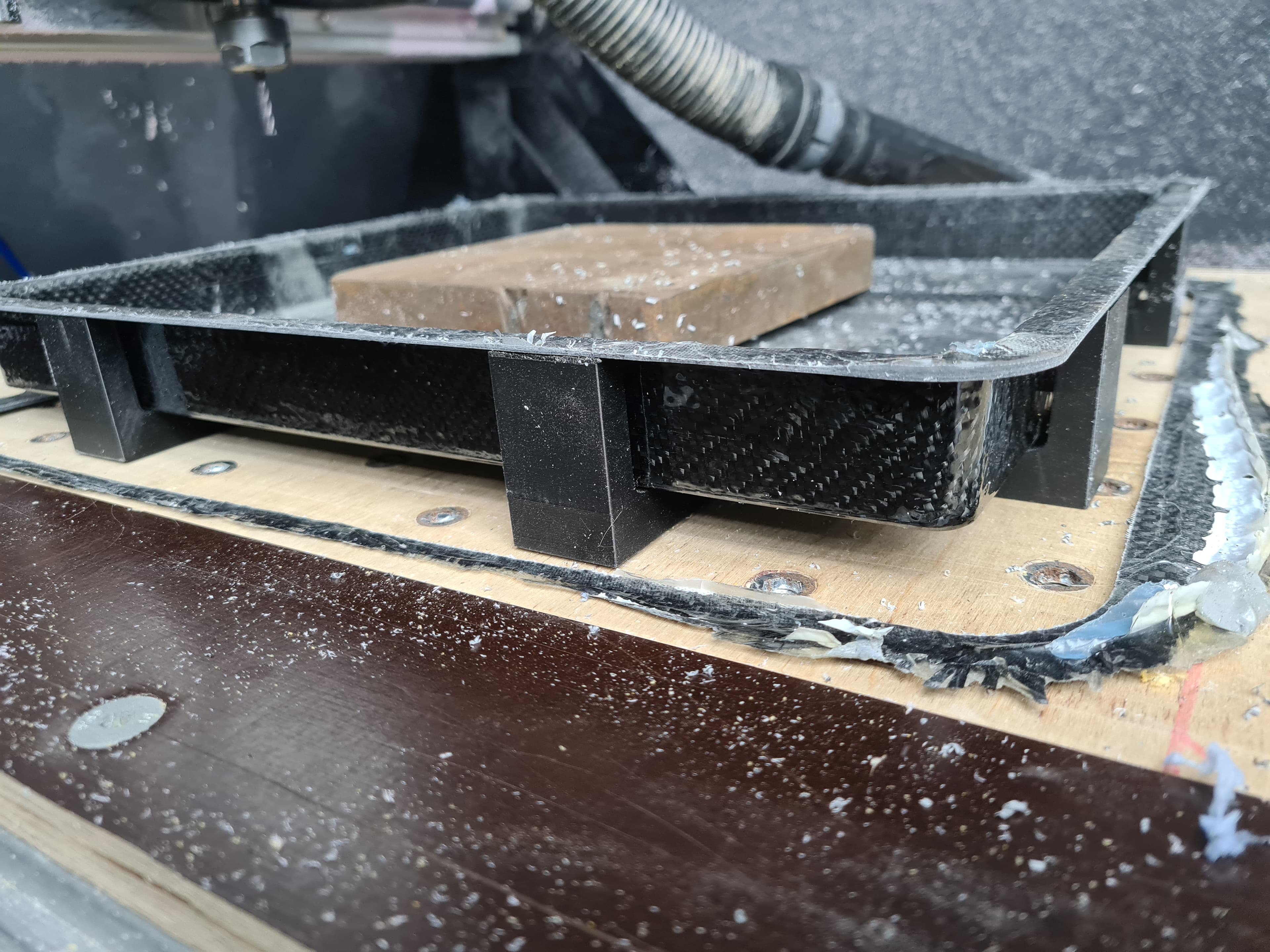 Konturfräsen von Carbonbauteilen nach der Entnahme aus der Form
