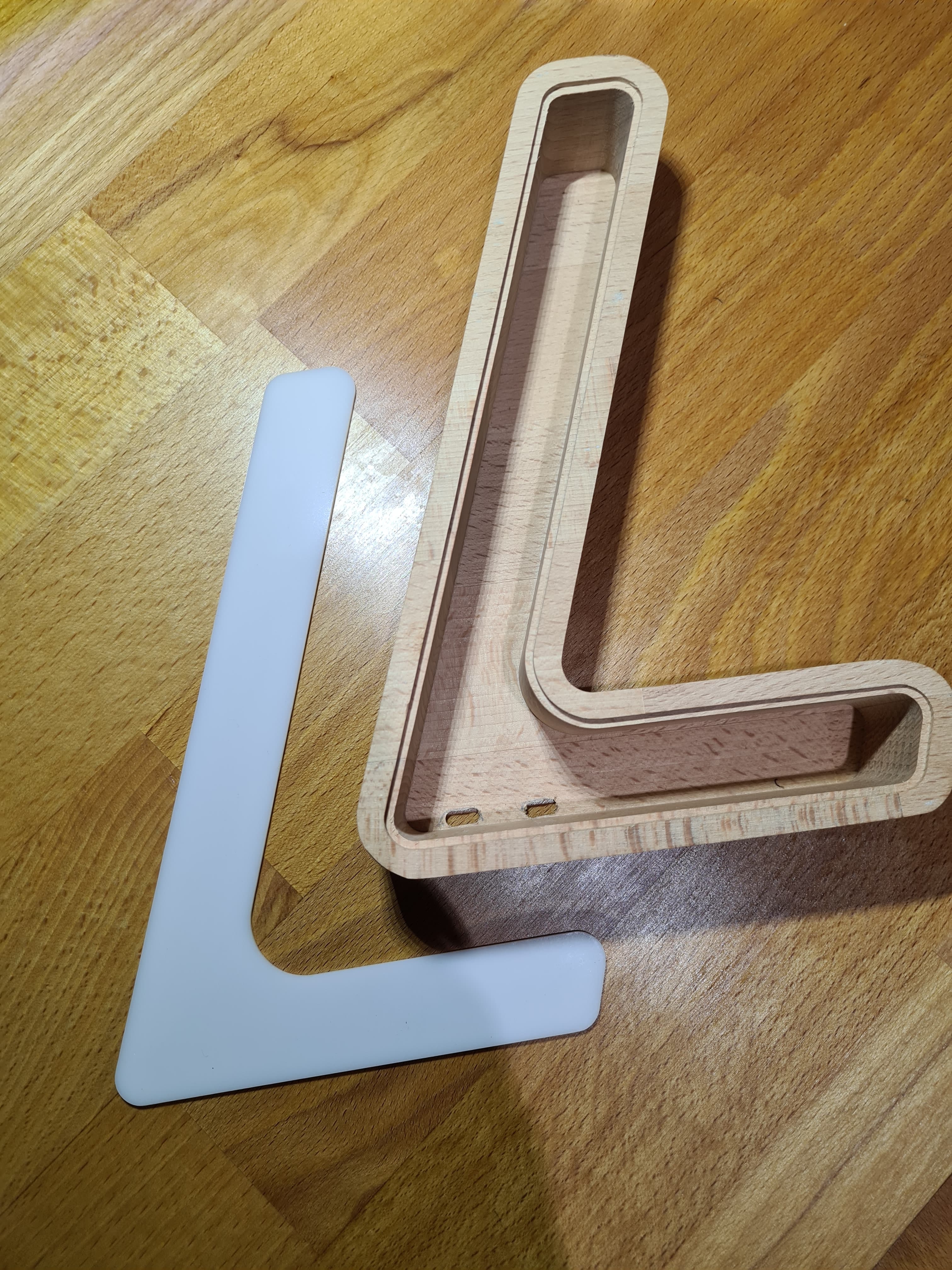 Logo gefräst aus Holz inkl. passendem Plexiglaseinsatz