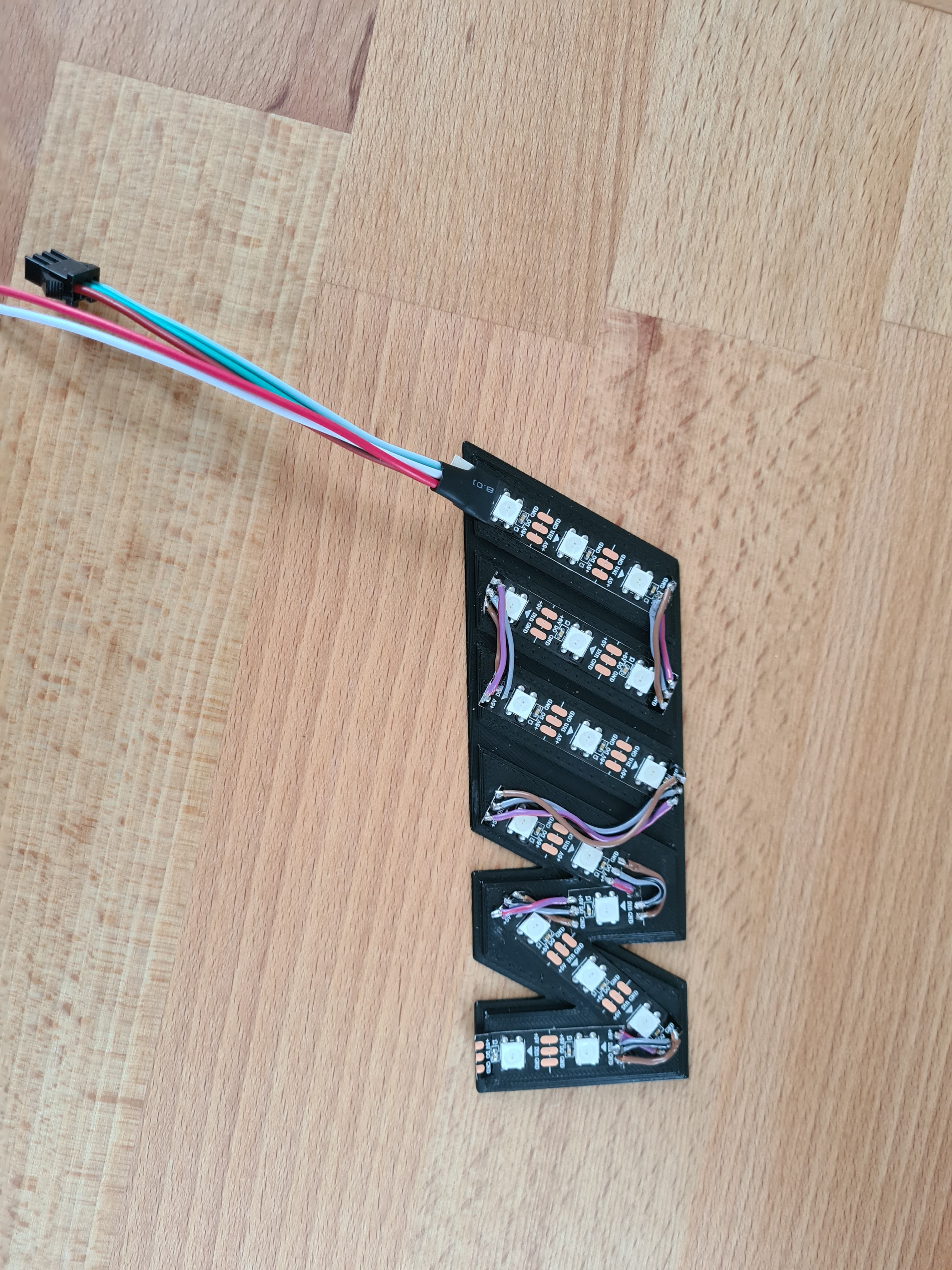 Beleuchtete Embleme und Badges mit individuell programmierten Leuchteffekten